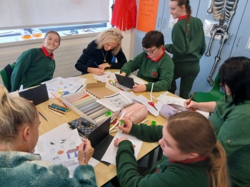 Ealaín Oíche Shamhna i Rang 6