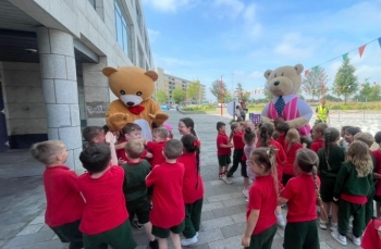 Lá iontach ag na páistí i Naíonáin bheaga agus móra ag an bPicnic Teidí!